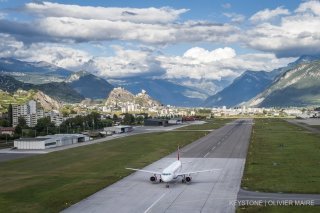 Un Airbus A-320 de Airberlin a atterri a Sion ce mardi 10 septembre 2013, dans le cadre des procedures de validation en vue d'accueillir ce type d'appareils sur le tarmac sedunois et ce grace a de nouveaux instruments de guidage (GPS). (KEYSTONE/Olivier Maire)